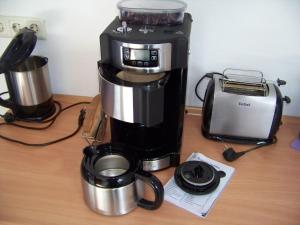 eine Kaffeemaschine auf einem Holztisch in der Unterkunft Ferienwohnung Villringer in Orschweier