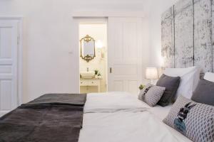 A bed or beds in a room at Beletage-Boutique Hotel