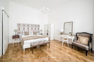 A bed or beds in a room at Beletage-Boutique Hotel