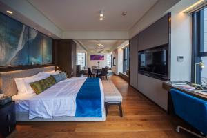 TV/trung tâm giải trí tại AKVO Hotel