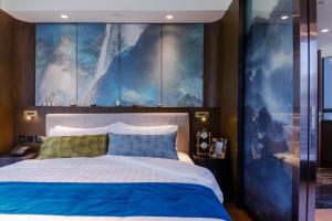 Giường trong phòng chung tại AKVO Hotel