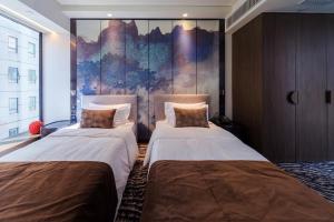 Giường trong phòng chung tại AKVO Hotel