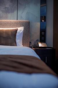 Giường trong phòng chung tại AKVO Hotel