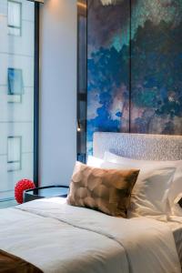 Giường trong phòng chung tại AKVO Hotel