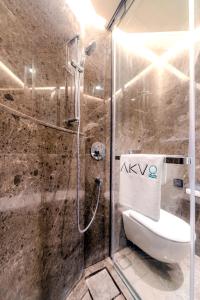 Phòng tắm tại AKVO Hotel