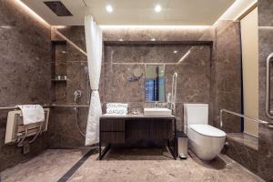 Phòng tắm tại AKVO Hotel