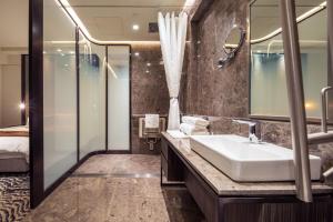 Phòng tắm tại AKVO Hotel