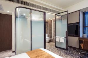 Giường trong phòng chung tại AKVO Hotel