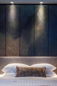 Giường trong phòng chung tại AKVO Hotel