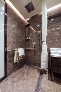 Ένα μπάνιο στο AKVO Hotel
