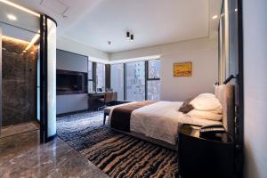 Giường trong phòng chung tại AKVO Hotel