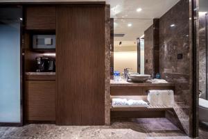 Phòng tắm tại AKVO Hotel