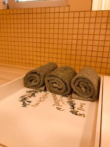 un gruppo di asciugamani seduti sopra un bancone di S11 a Palanga Altre 51 foto