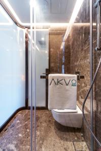 Phòng tắm tại AKVO Hotel