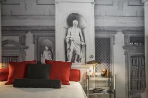 a room with a bed with a statue on the wall at Casa Botticelli in Florence