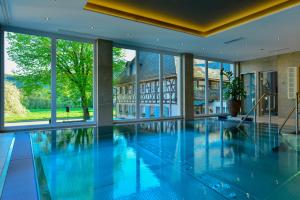 Bazén v ubytování Landidyll Hotel zum Kreuz nebo v jeho okolí