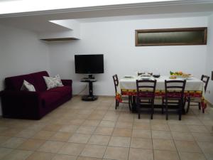 - un salon avec une table et un canapé dans l'établissement Sicula Solemare, à Ispica