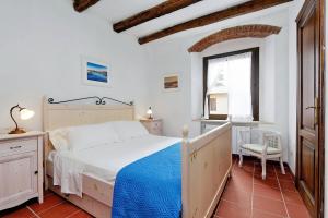 a bedroom with a bed and a window at Agriturismo Pimpinnacolo in Porto Ercole