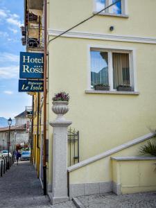 un bâtiment avec un pot de fleurs sur son côté dans l'établissement Hotel Rosa, à Baveno