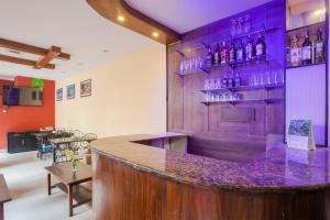 Lounge nebo bar v ubytování Traveler's Holiday Inn