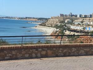 widok na plażę i ocean w obiekcie Mirador De Aguamarina w mieście Campoamor