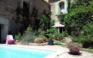 MarsillarguesにあるLe Clos d'Isabelleの庭にスイミングプールがある家
