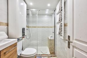 een badkamer met een toilet en een douche bij 41-Atelier Star Wars in Parijs