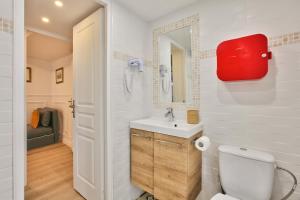 bagno con servizi igienici, lavandino e specchio di 42-LUXURY FLAT a Parigi