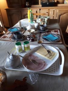 une table avec une plaque de nourriture sur une table dans l'établissement Escale de Brionsart, à Gesves