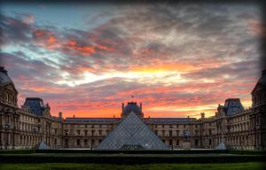 widok na pyramidę Louvre przed budynkiem w obiekcie 68 - The Rolling Stones Flat w Paryżu