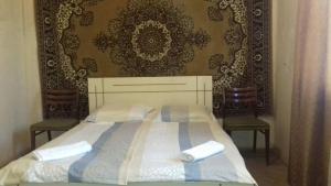 - une chambre avec un lit avec deux chaises et un mur dans l'établissement Farmer's Guest House, à Telavi