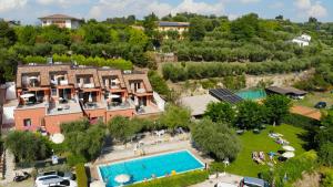 Bazén v ubytování Holidays Residence nebo v jeho okolí