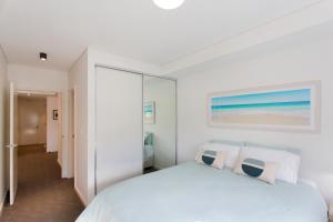A bed or beds in a room at Beachside Living - South Fremantle
