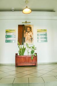 杜阿拉的住宿－Tchero Appartement 1，墙上有一张男人的照片的房间