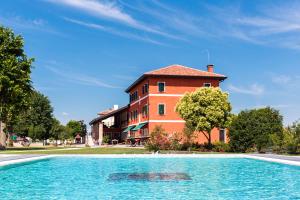 基亚拉诺卡西亚蓝旅馆的一栋楼前有游泳池的房子