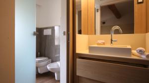 Koupelna v ubytování Hotel Corona
