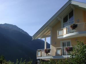 レンゲンフェルトにあるHaus Tanjaのバルコニーに花箱が設置された建物