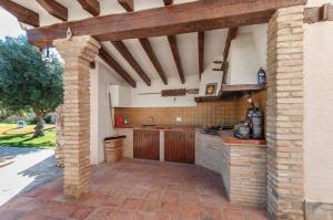 une terrasse avec une cuisine extérieure dans une maison dans l'établissement Campestre, à La Jara