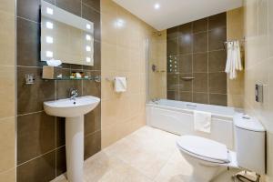 Bathroom sa Scott's Hotel