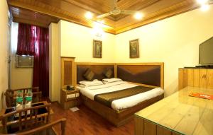 Postel nebo postele na pokoji v ubytování Hotel Lal's Haveli