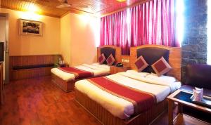 Postel nebo postele na pokoji v ubytování Hotel Lal's Haveli