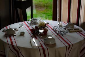 Puéchoursi的住宿－Chambre d'hôtes Lempery，一张桌子,上面有红白条纹的桌布