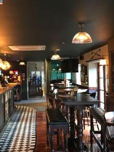 un bar con mesas y sillas en un restaurante en Greyfriars Inn by Greene King Inns, en St Andrews