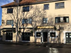un edificio all'angolo di una strada di Greyfriars Inn by Greene King Inns a St Andrews