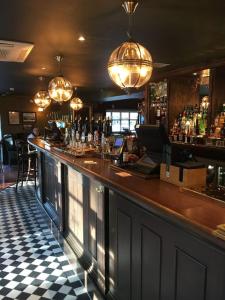 Zona de lounge sau bar la Greyfriars Inn by Greene King Inns