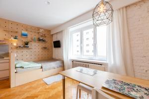 a kitchen and dining room with a table and a window at Apartament w sercu miasta in Łódź