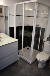 サン・シプリアンにあるLa Gardonnetteのバスルーム(シャワー、トイレ、洗面台付)