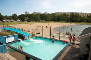 Výhled na bazén z ubytování First Camp Nickstabadet-Nynäshamn nebo okolí