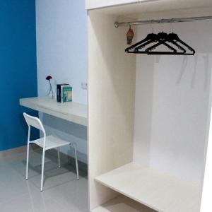 Zimmer mit einem weißen Schreibtisch und einem Stuhl in der Unterkunft Rumah99 in Jakarta