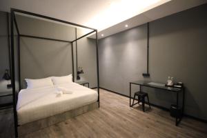 Een bed of bedden in een kamer bij 68 Boutique Hotel